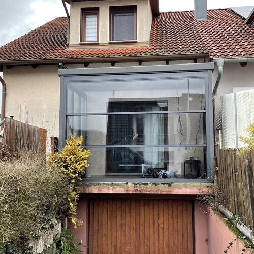 Balkonüberdachung mit Senkrechtglasanlage