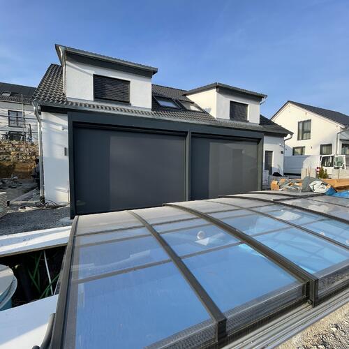 Lamellendach Ansicht links mit Zip Senkrechtmarkisen