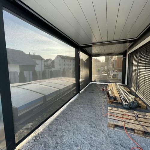 Lamellendach Innenansicht geschlossene Zip Senkrechtmarkisen