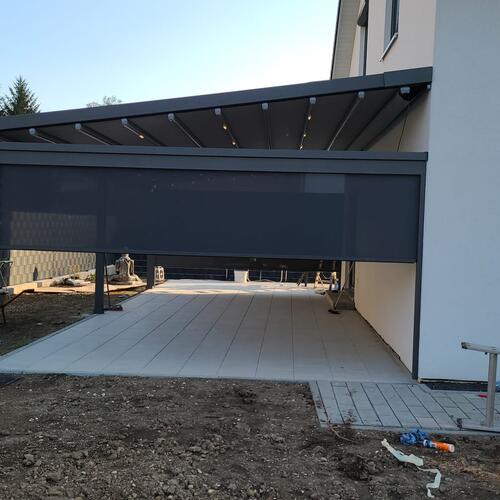 Pergola mit Zip Senkrechtmarkise 
