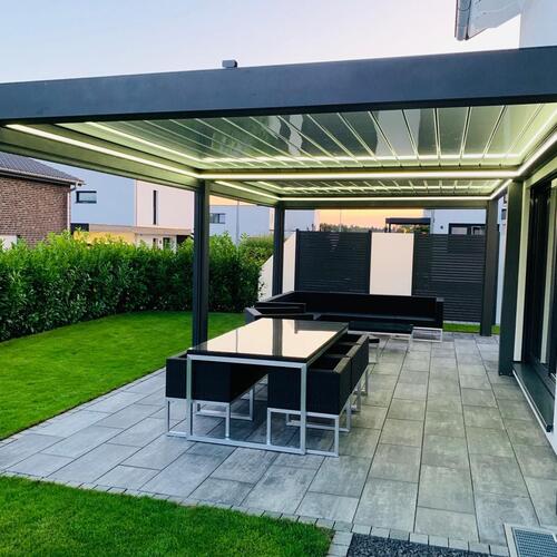 Lamellendach mit offenen Zip Senkrechtmarkisen mit Beleuchtung