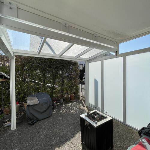Terrassenüberdachung mit Festverglasung Innenansicht 