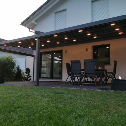 Pergola Gesamtansicht mit Beleuchtung rechts