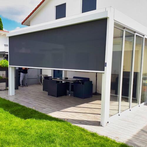 Lamellendach mit halb ausgefahrener Zip-Senkrechtmarkise