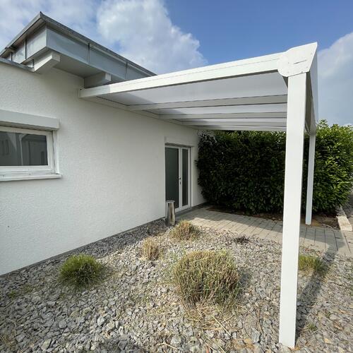 Terrassenüberdachung mit opalen Polycarbonatplatten