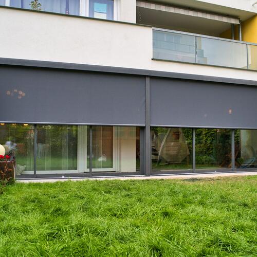 Schiebeanlage mit leicht ausgefahrener Zip-Senkrechtmarkise