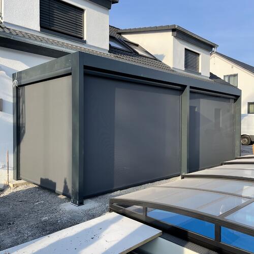 Lamellendach Ansicht links mit geschlossenen Zip Senkrechtmarkisen