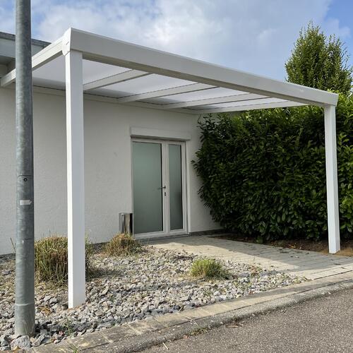Terrassenüberdachung mit opalen Polycarbonatplatten
