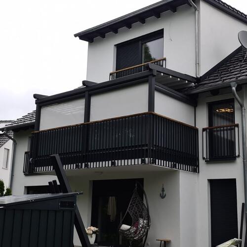 Pergola Balkon mit geschlossenen Zip Senkrechtmarkisen