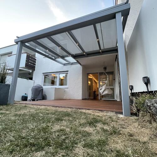 Terrassenüberdachung mit ausgefahrener Aufdachmarkise