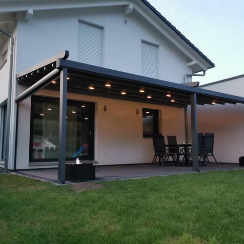 Pergola Gesamtansicht mit Beleuchtung links