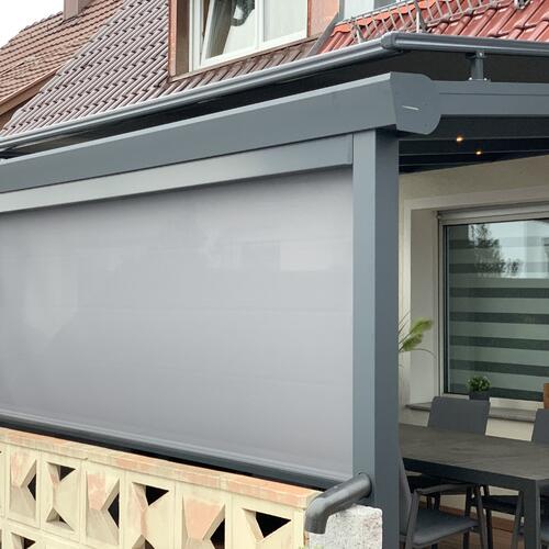 Terrassenüberdachung mit Senkrechtmarkise und Aufdachmarkise
