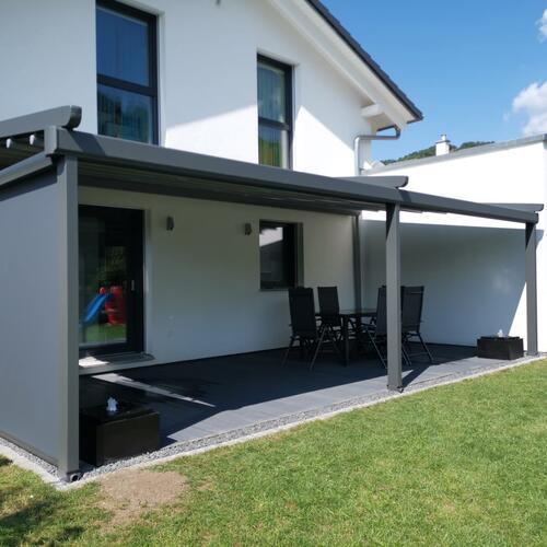 Pergola mit Zip Senkrechtmarkise 