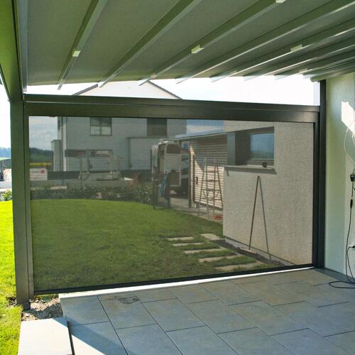 NM Pergola-Faltmarkise mit Zip-Senkrechtmarkise Innenansicht