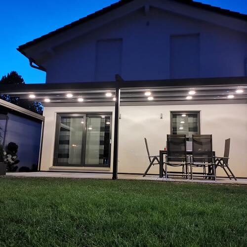 Pergola Abendansicht mit Beleuchtung