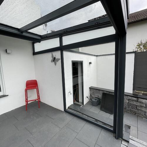 Terrassenüberdachung mit Festverglasung Innenansicht 