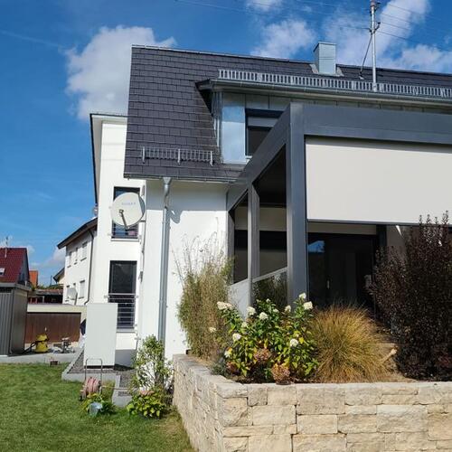 Lamellendach mit Zip Senkrechtmarkise und Senkrechtglasanlage