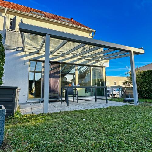 NM-LINE mit Aufglasmarkise, eingerückte Pfosten